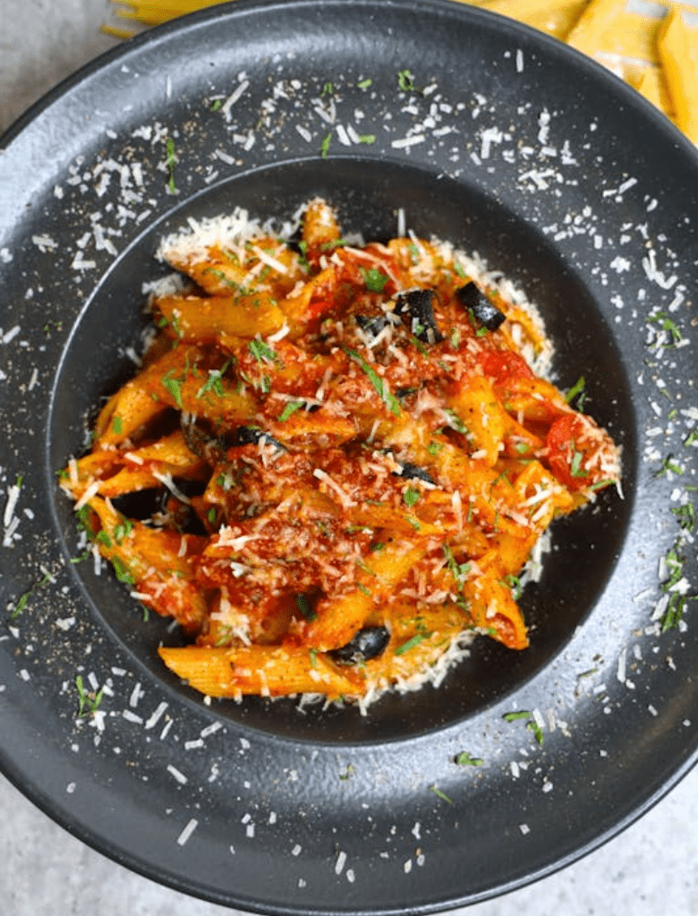 une assiette de Pâtes tomate, basilic et olives noires Tanche