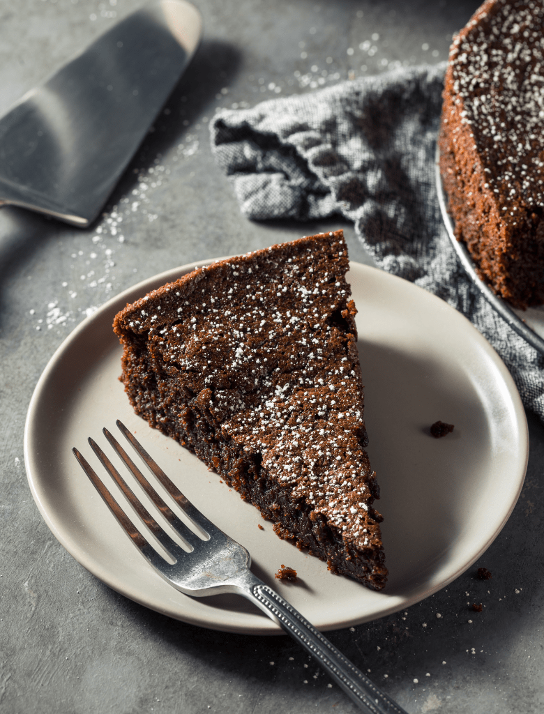 Une part de gâteau au chocolat avec de l'huile d'olive tradition