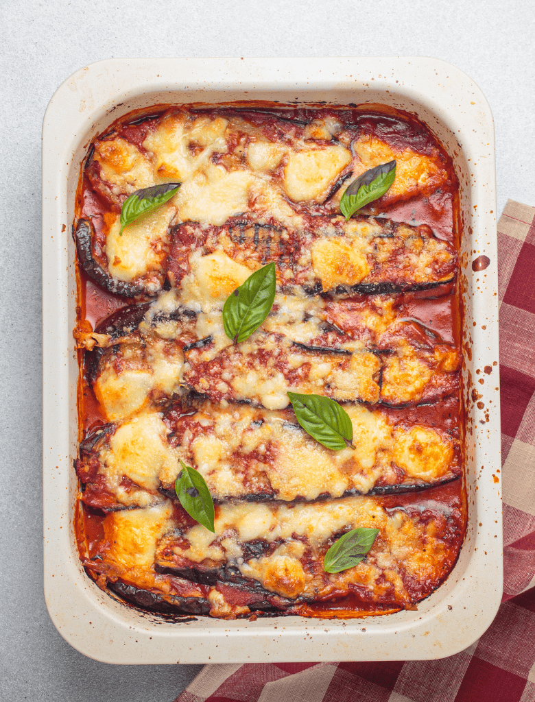 un plat de Parmigiana di Melanzane & huile d'olive Subtile (aubergines à la parmesane)