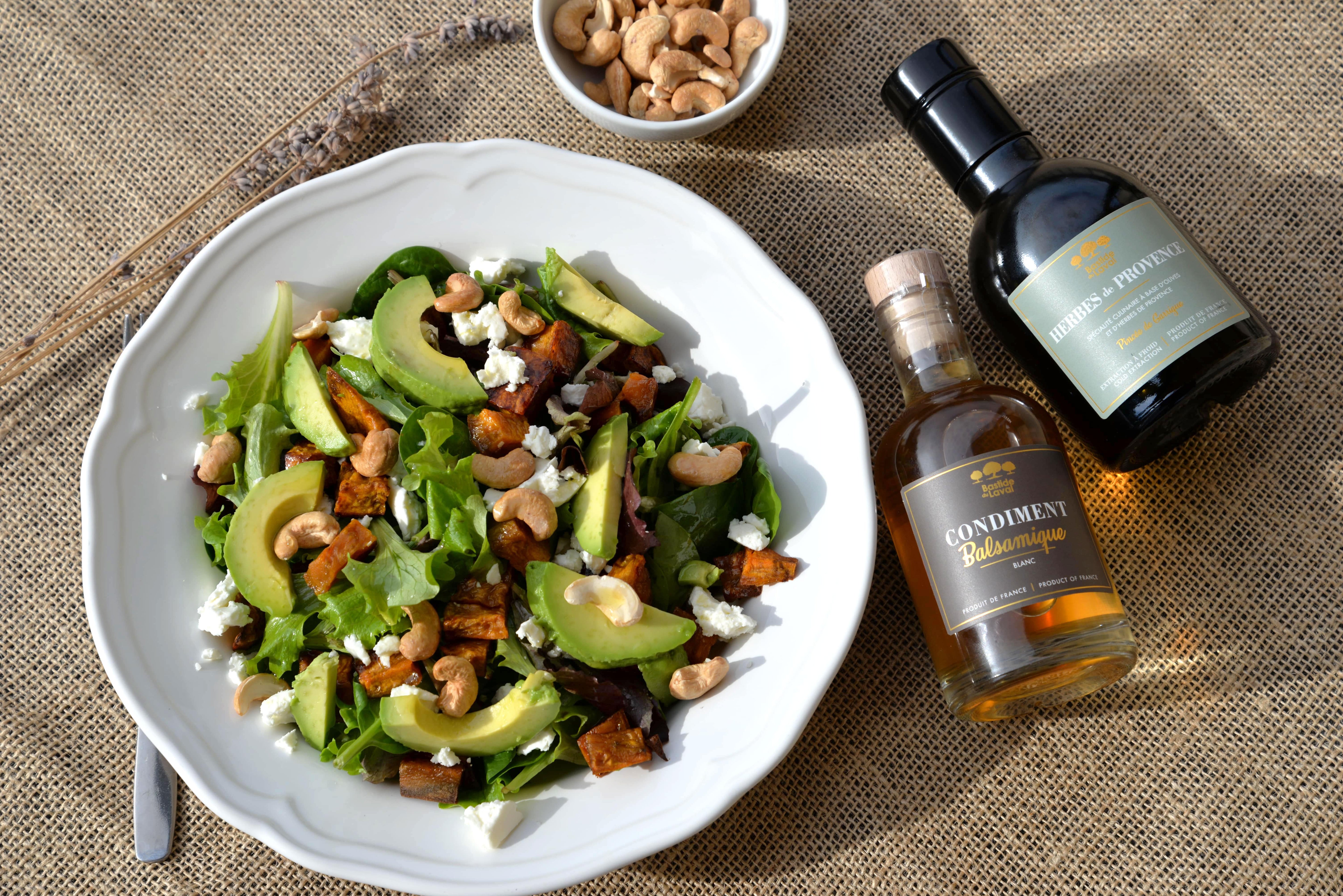 Salade de patate douce, avocat, feta, noix de cajou & huile d'olive Herbes de Provence